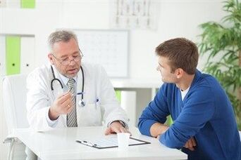Urológ konzultuje pacienta s chronickou prostatitídou